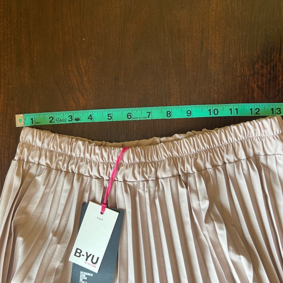 NWT - B-YU Pleated Skirt - Size Med - Made in Italy - Picture 8 of 13